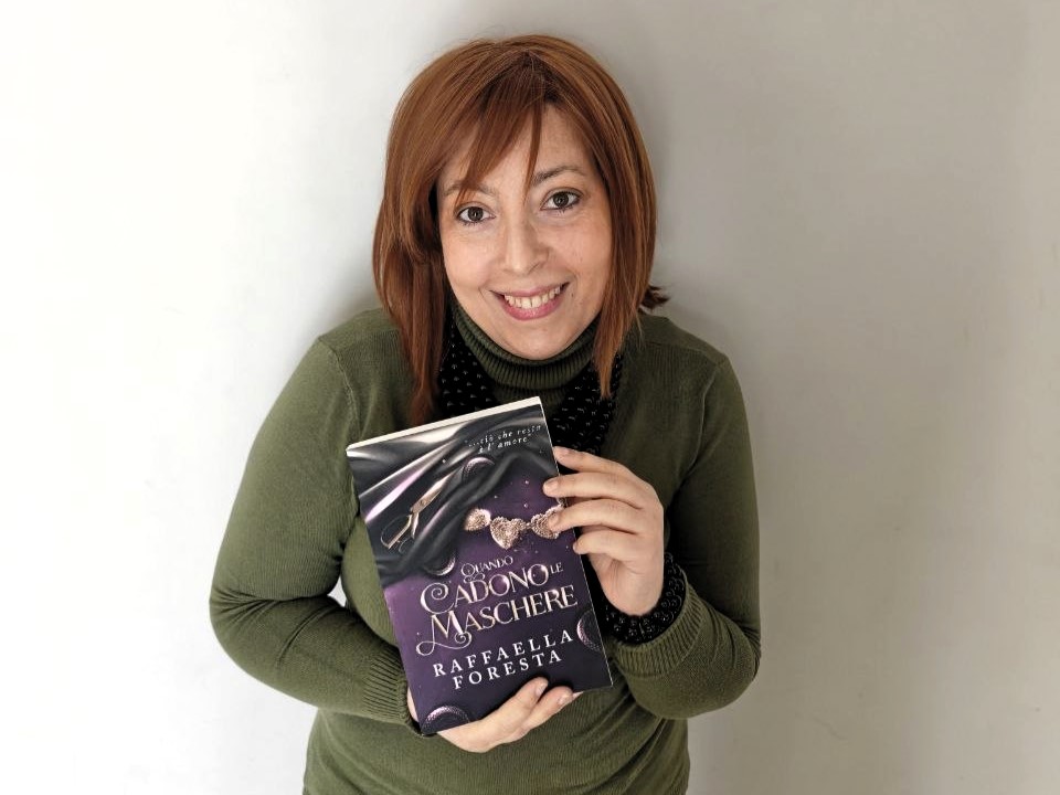 Raffaella Foresta torna con un romance intenso: “Quando cadono le maschere”